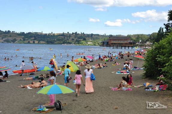 Praia lotada do lago Llanquihue em Frutillar, no sul do Chile